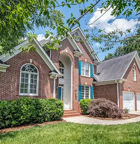 kemerli girişli ve yeşillik ile çevrili tuğla ev