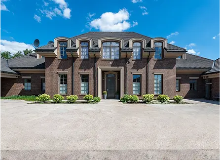 geniş həyəti olan lüks malikanənin müasir fasadı