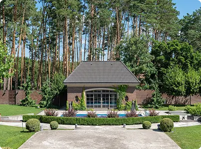 orman yakınında yer alan modern ev ve düzenli bahçe